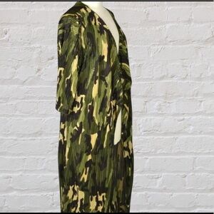 LuLaRoe Shirley Satiny Camo Print Open Front Kimono Large